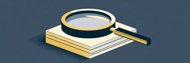 Illustration: Lupe über einem Dokumentenstapel — Symbolbild zur Kapazitätsklage