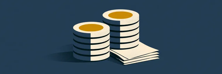 Illustration: Münzstapel neben einem Dokumentenstapel — Symbolbild zu den Kosten einer Studienplatzklage
